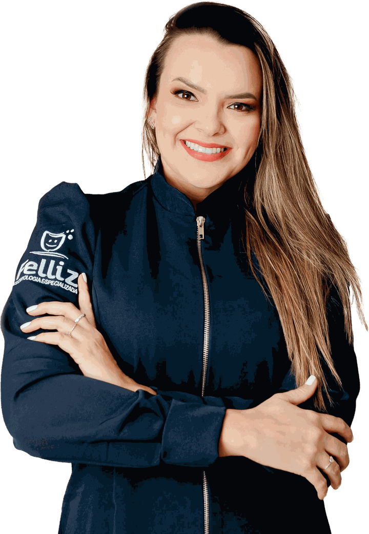 Dra. Angélica Pedreira, dentista da Felliz Odontologia, sorrindo com o uniforme da clínica