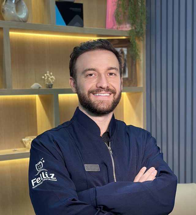 Dr. Delmo Borim no consultório da Felliz