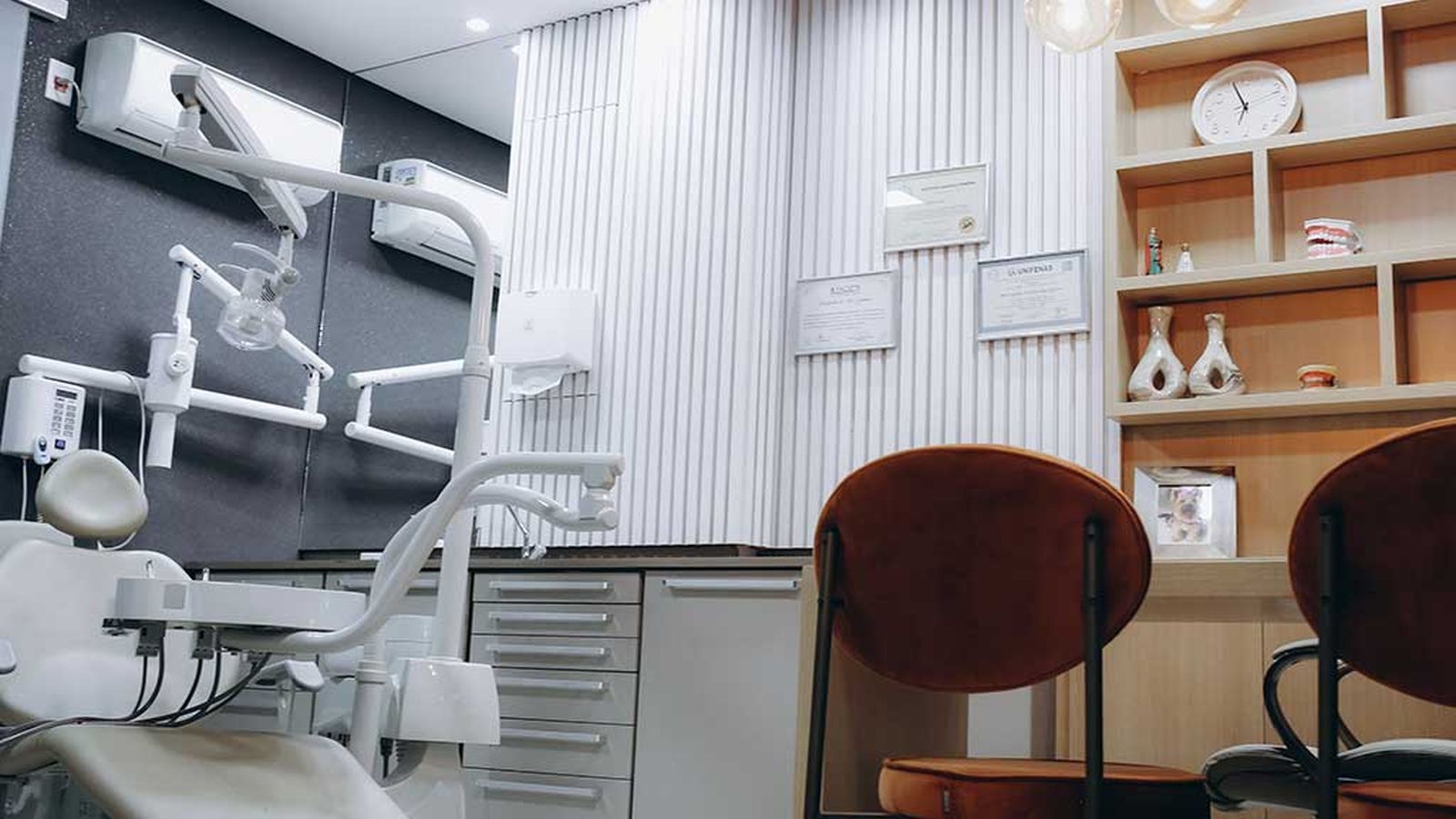Consultório da Felliz Odontologia, com cadeira odontológica e área de atendimento