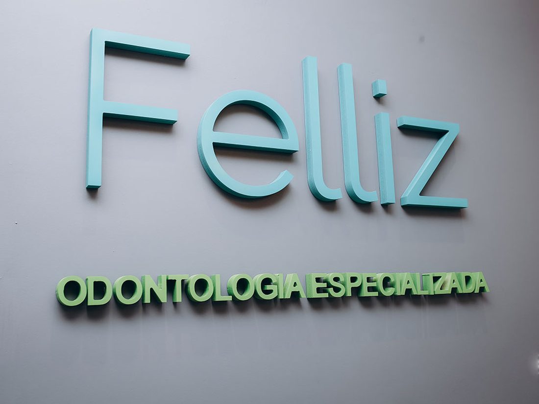 Letreiro da Felliz Odontologia Especializada na parede da clínica